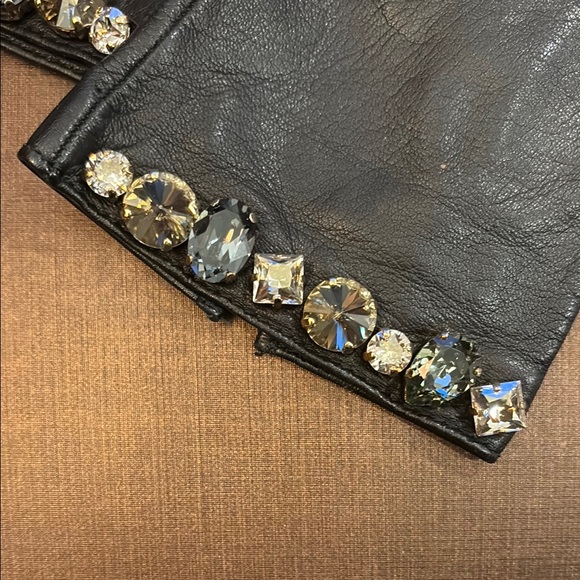 GUCCI Elegant Black Leather Gloves with Crystal Embellishments - Picture 7 of 7